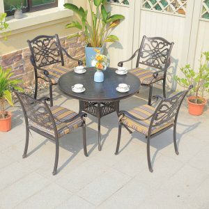 Bộ bàn ghế ngoài trời nhôm đúc, tựa ghế hoa văn đối xứng, nệm sọc vàng-nâu