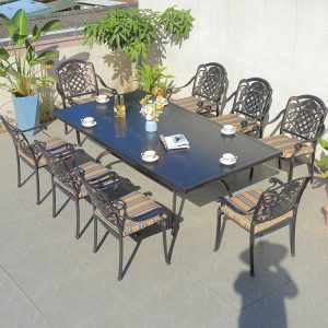 Bộ bàn ghế sân vườn nhôm đúc, phối cảnh ngoài trời, ghế hoa văn cổ điển