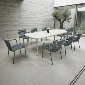 Bộ bàn ghế ngoài trời 7 món, ghế dây rope xám, phối cảnh sân vườn hiện đại, phù hợp không gian rộng