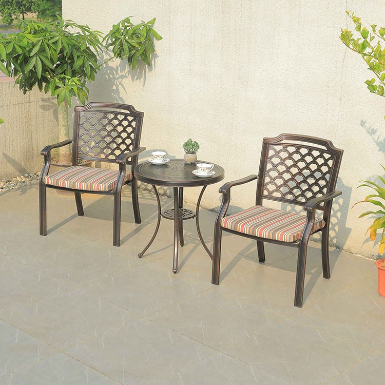 Bộ bàn ghế sân vườn nhôm đúc 3 món, nệm sọc, lưng ghế họa tiết vảy cá
