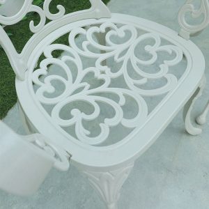 Cận cảnh mặt ghế nhôm đúc họa tiết hoa văn tinh xảo