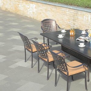 Cận cảnh 4 ghế nhôm đúc nệm nâu và bàn ngoài trời, phù hợp không gian sân vườn