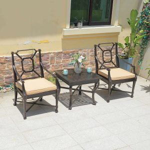 Bộ bàn ghế ngoài trời 3 món khung kim loại, nệm kem, chưa có gối tựa, chụp cạnh cửa sổ