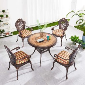 Bộ bàn ghế nhôm đúc ngoài trời, 4 ghế tựa hoa văn, bàn tròn mosaic, nệm sọc nổi bật