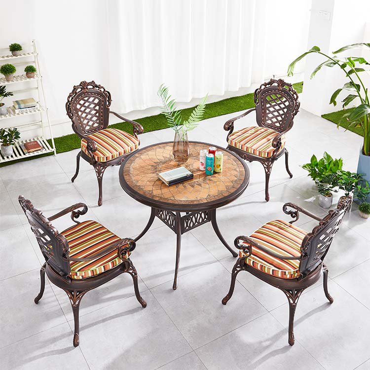 Bộ bàn ghế nhôm đúc ngoài trời, 4 ghế tựa hoa văn, bàn tròn mosaic, nệm sọc nổi bật