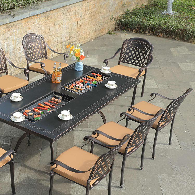 Bàn nhôm đúc tích hợp bếp nướng BBQ, 8 ghế nệm vàng kem hiện đại