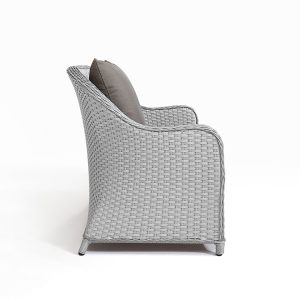 Góc nhìn ngang sofa đôi nhựa giả mây xám, kiểu dáng bo cong hiện đại
