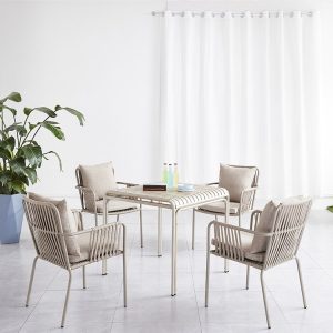 Bộ bàn ghế ngoài trời 5 món, ghế đan dây thẳng, nệm tựa màu be, phù hợp sân vườn