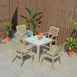 Bộ bàn ghế sân vườn nhôm mặt đá vuông, 4 ghế lưng nan nhôm, phối cảnh sân vườn