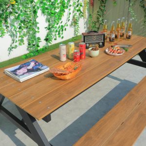 Cận cảnh mặt bàn picnic ngoài trời vân gỗ, phù hợp tiệc BBQ sân vườn