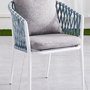 Ghế đơn khung nhôm dây rope xanh ghi, nệm và gối tựa xám, kiểu dáng hiện đại