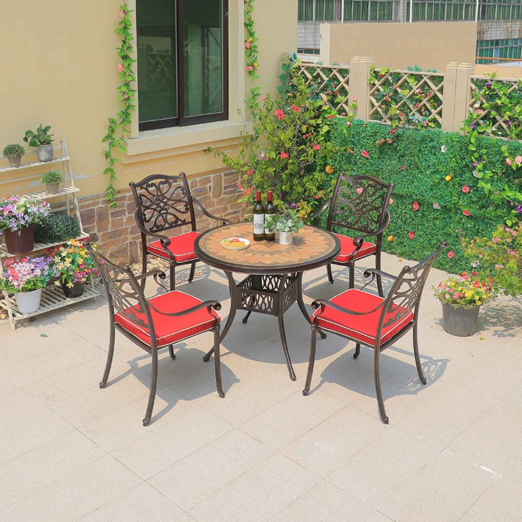 Bộ bàn ghế nhôm đúc ngoài trời, mặt bàn đá, nệm đỏ, thiết kế hoa văn tinh tế