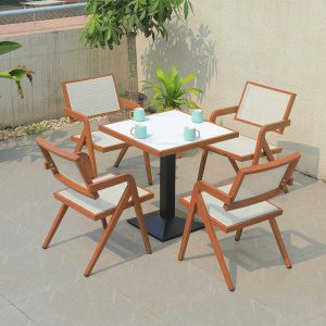 Bộ bàn vuông nhỏ 4 ghế nhôm giả gỗ ngoài trời, mặt bàn kính trắng, phù hợp quán cafe sân vườn