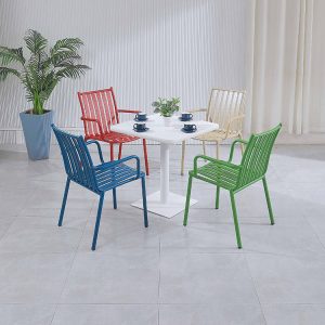 Bộ bàn ghế sân vườn phối 4 màu xanh, đỏ, vàng, trắng, tạo điểm nhấn không gian ngoài trời