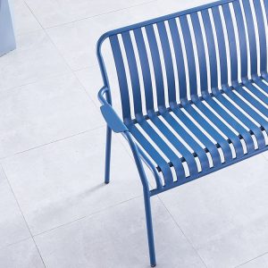 Cận cảnh ghế băng ngoài trời màu xanh dương, chất liệu nhôm sơn tĩnh điện, bền đẹp