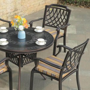 Bộ bàn ghế nhôm đúc ngoài trời, ghế lưng vuông hoa văn caro, nệm sọc vàng-nâu