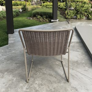 Ghế sân vườn khung nhôm, đan dây rope, chụp từ phía sau, nổi bật lưng ghế