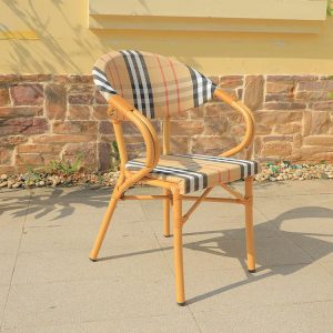 Ghế sân vườn đơn có tay vịn, khung nhôm giả mây, mặt ghế caro