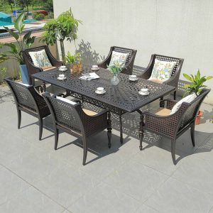Bộ bàn ghế sân vườn nhôm đúc, nệm kem, gối tựa hoa lá, phong cách hiện đại