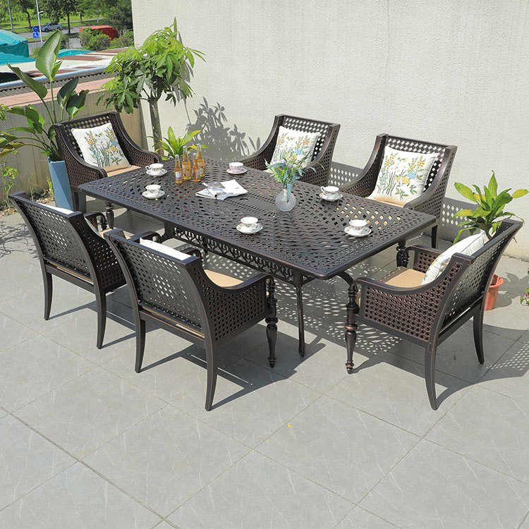 Bộ bàn ghế sân vườn nhôm đúc, nệm kem, gối tựa hoa lá, phong cách hiện đại