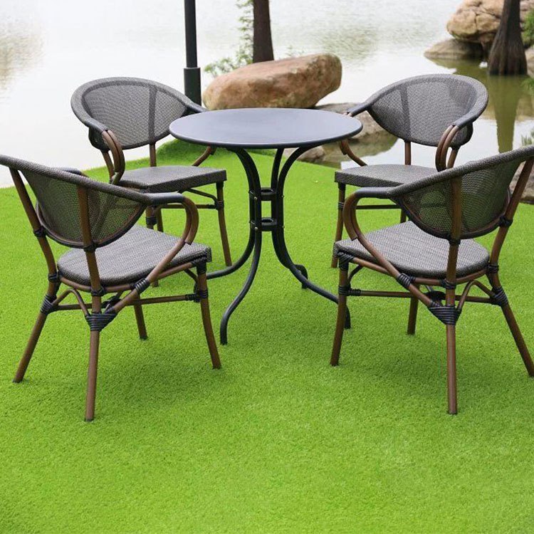 Bộ bàn ghế ngoài trời 4 ghế tựa cong, 1 bàn tròn, chất liệu nhựa giả mây, phù hợp quán cafe sân vườn