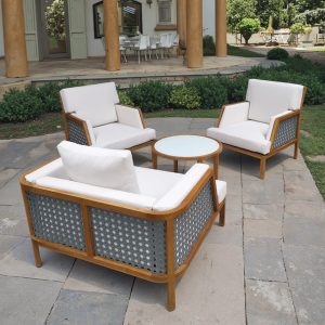 Bộ sofa ngoài trời đan tay tinh xảo, nệm trắng dày, khung gỗ chắc chắn, bàn trà mặt kính
