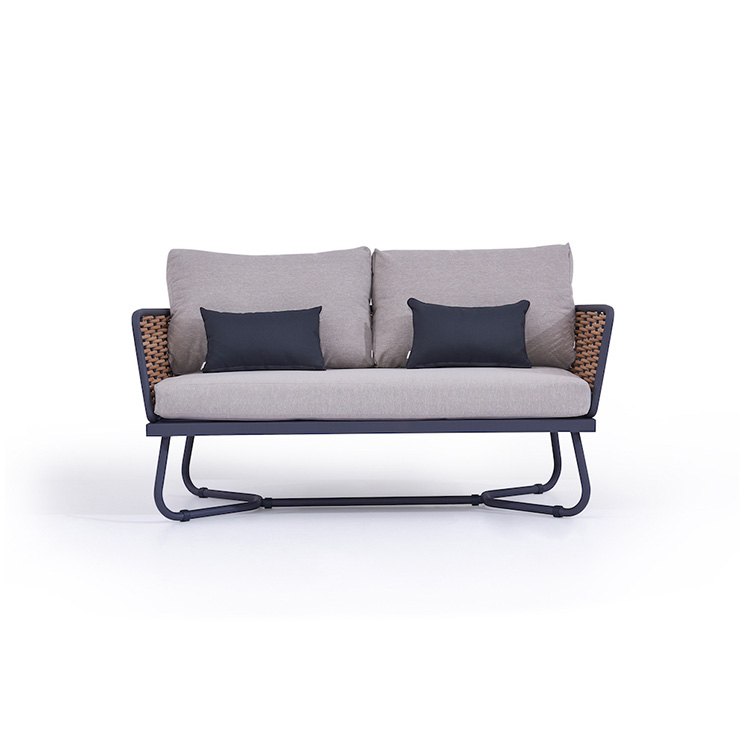 Sofa đôi ngoài trời nệm dày màu ghi, gối tựa đen, khung nhôm đan dây mây
