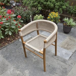 Ghế ngoài trời dây rope khung gỗ teak đặt giữa vườn hoa, phong cách hiện đại