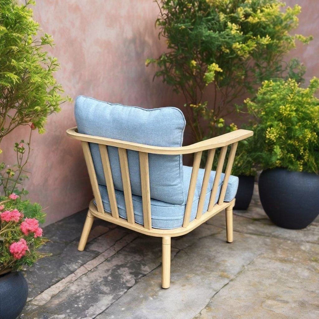 Góc nhìn sau ghế đơn sofa sân vườn, khung nhôm giả gỗ, nệm xanh dương, phù hợp sân vườn