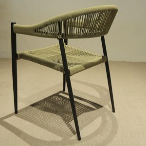 Ghế ngoài trời đan dây thủ công, góc nhìn từ phía sau chéo