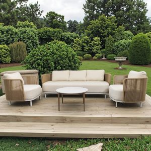 Bộ sofa ngoài trời đan dây rope, bàn trà tròn, đặt trên sàn gỗ ngoài trời