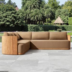 Sofa góc L ngoài trời khung gỗ teak, nệm dày màu nâu, phù hợp sân vườn biệt thự