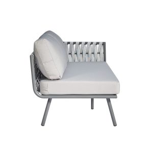 Góc nhìn bên sofa ngoài trời dây đan bản lớn, nệm ngồi và tựa lưng êm ái