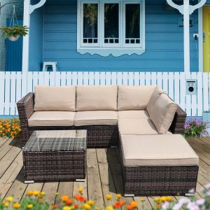 Sofa sân vườn giả mây nâu, nệm be, bàn kính, đặt trên sàn gỗ ngoài trời