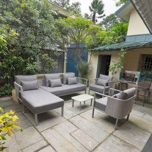 Bộ sofa sân vườn khung nhôm, nệm ghi, đan lưới nhựa, phù hợp không gian xanh