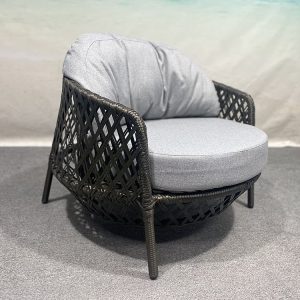 Ghế đơn sân vườn đan dây nhựa giả mây, nệm ngồi và tựa lưng màu ghi sáng