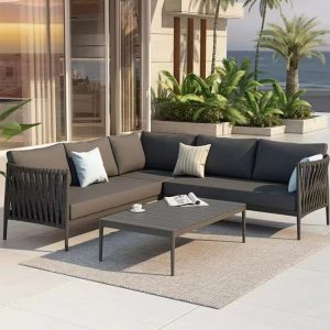 Bộ sofa góc ngoài trời nhôm đan dây rope màu xám đậm, bàn trà mặt nan, không gian biệt thự hiện đại