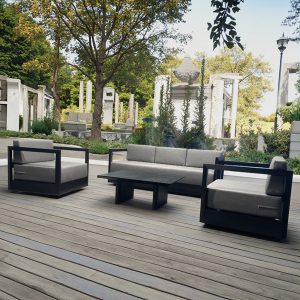 Bộ sofa ngoài trời phong cách hiện đại, nệm xám, phù hợp sân vườn biệt thự