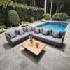 Sofa góc L ngoài trời hiện đại, nệm ghi xám, bàn trà gỗ vuông, đặt cạnh hồ bơi sang trọng