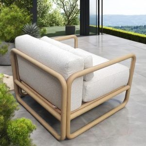 Ghế đơn sofa ngoài trời khung nhôm giả gỗ, nệm dày màu ghi sáng, thiết kế bo tròn hiện đại