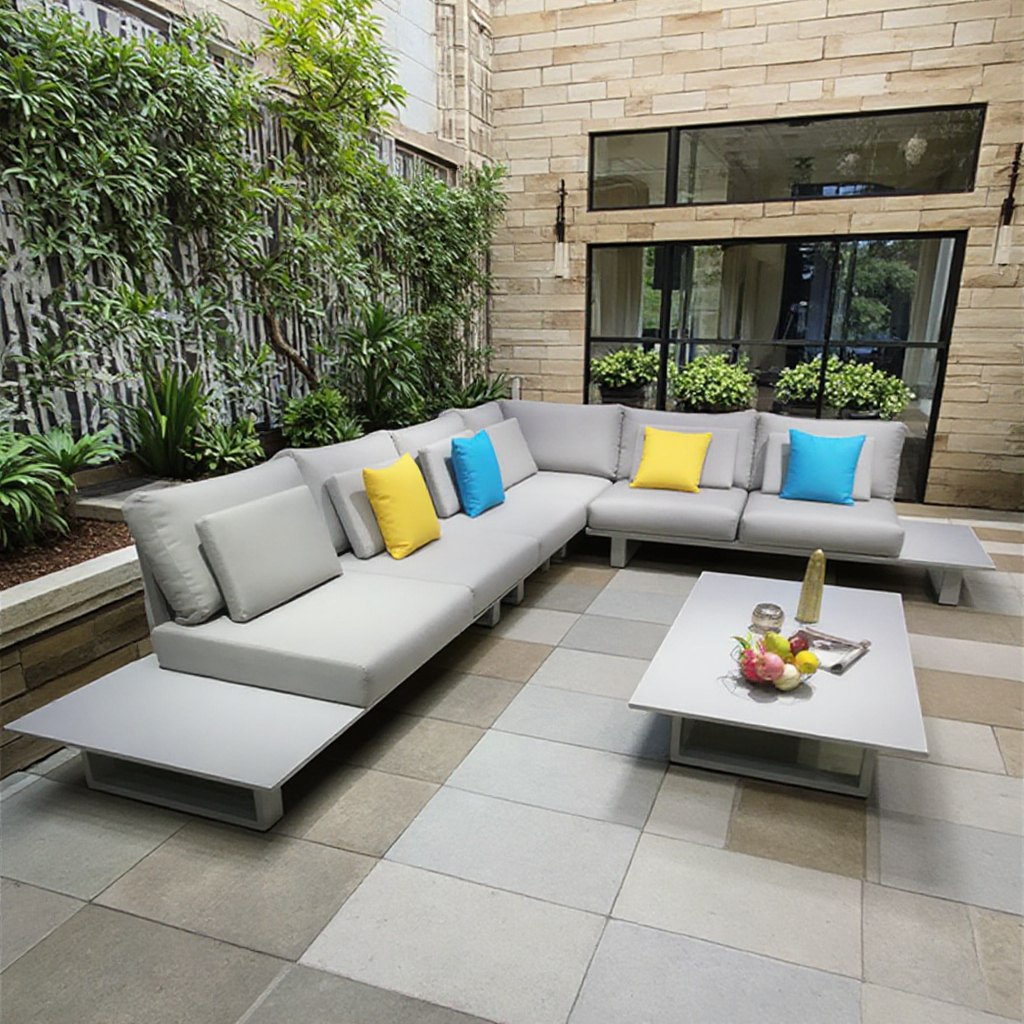 Bộ sofa nhôm hiện đại cho sân vườn biệt thự, nệm xám, gối trang trí nhiều màu