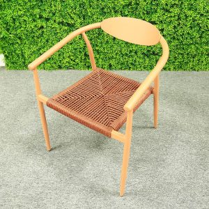 Ghế nhôm sân vườn màu cam, đan dây nâu, chụp thực tế ngoài trời