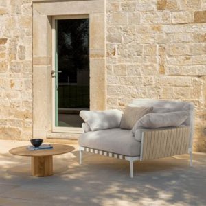 Ghế đơn sofa ngoài trời, khung nhôm trắng, đan dây rope, nệm dày, bàn trà tròn gỗ nhỏ