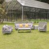 Bộ sofa dây rope ngoài trời đặt trên bãi cỏ, phù hợp không gian sân vườn rộng