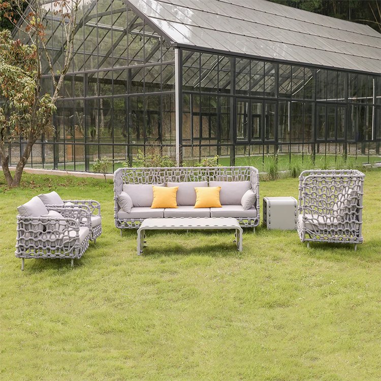 Bộ sofa dây rope ngoài trời đặt trên bãi cỏ, phù hợp không gian sân vườn rộng