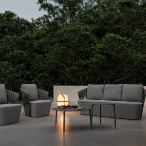 Bộ sofa ngoài trời 4 món phong cách hiện đại, nổi bật giữa không gian xanh