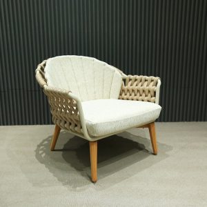 Ghế đơn sofa ngoài trời khung nhôm, dây rope, nệm dày màu kem, chân giả gỗ