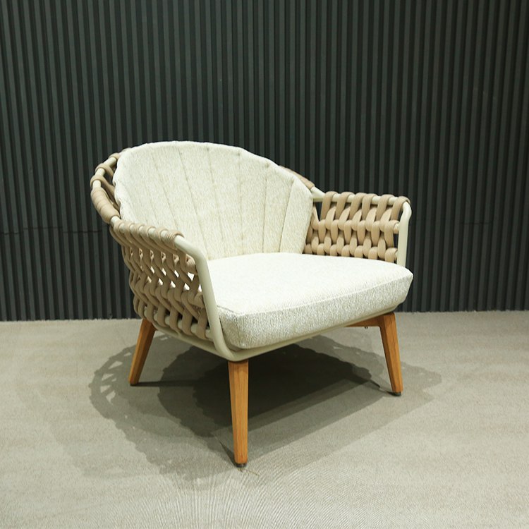 Ghế đơn sofa ngoài trời khung nhôm, dây rope, nệm dày màu kem, chân giả gỗ
