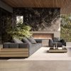 Bộ sofa sân vườn hiện đại đặt trong không gian biệt thự sang trọng, phối màu đen và vàng gỗ
