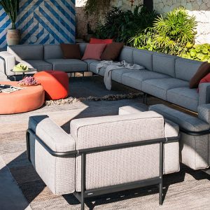 Chi tiết ghế đơn và sofa góc ngoài trời, khung nhôm sơn tĩnh điện, nệm vải xám, gối trang trí